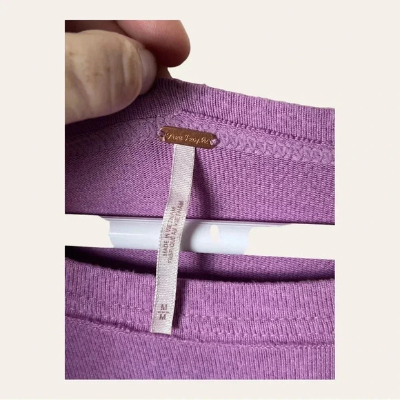 0267. Free PEOPLE‎ LAVENDER LONG SLEEVE TOP SIZE MEDIUM OVERSIZED - Picture 5 of 10